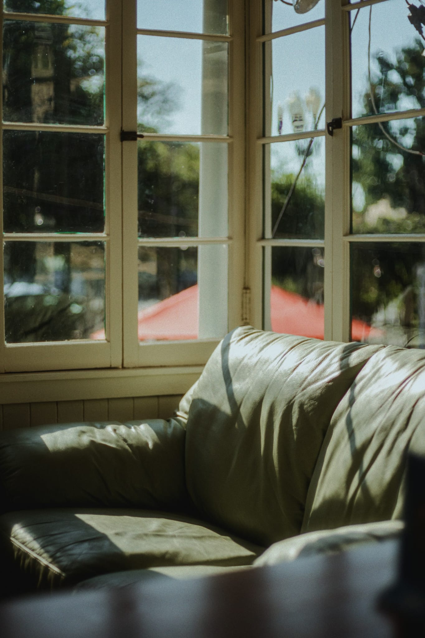 Didier Martin, du cabinet Tangan, donne une séance de Physioscan. Une femme porte un casque audio.