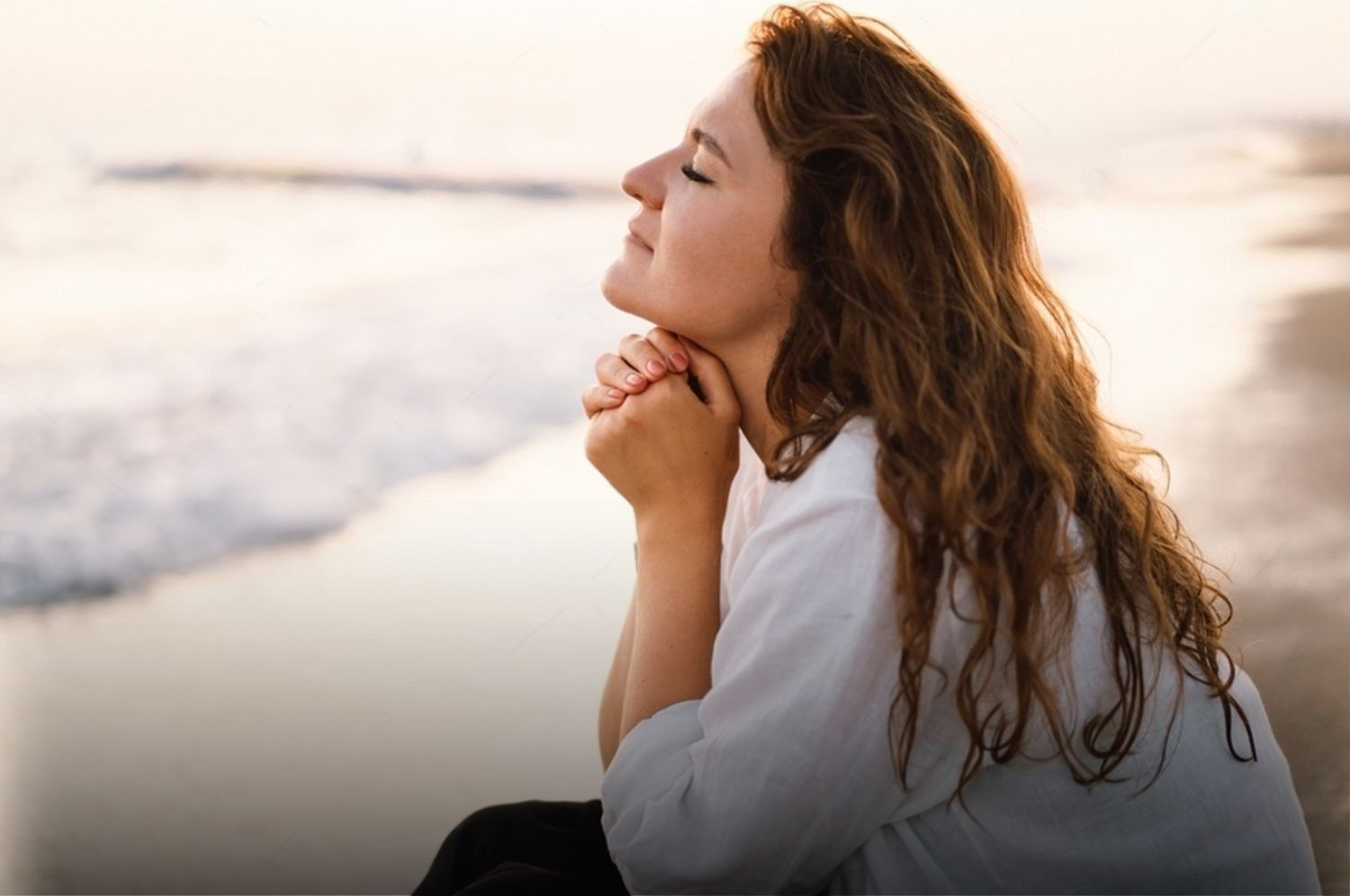 Didier Martin, du cabinet PASITHEA, pratiquant un massage Abhyanga.