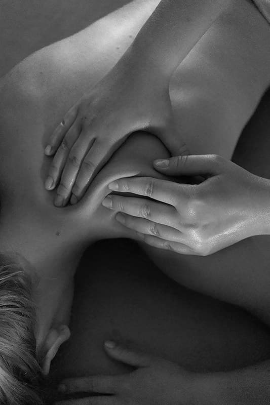 Des mains massants une épaule.