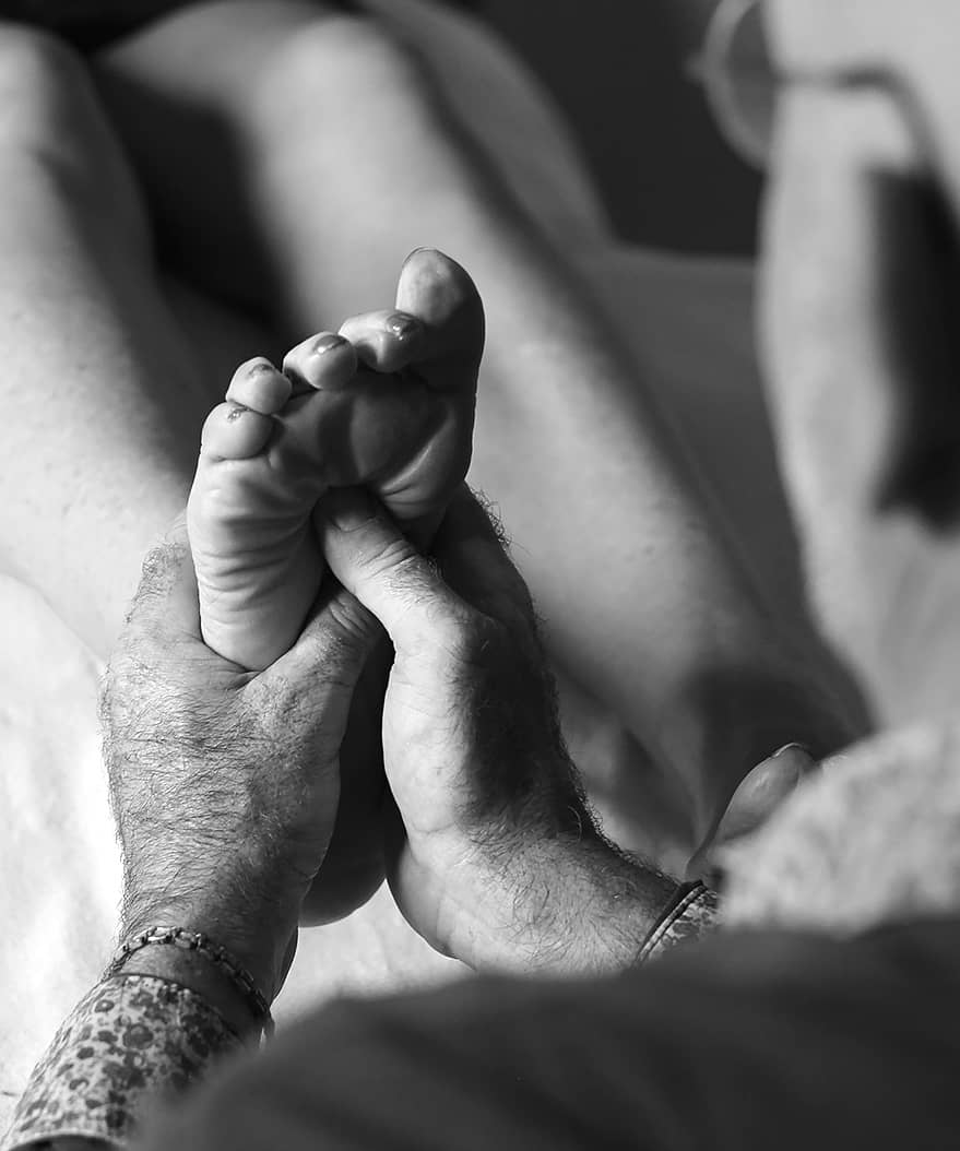 Didier Martin, du cabinet Tangan, en séance de réflexologie plantaire.